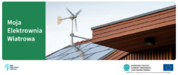 Baner informacyjny programu „Moja Elektrownia Wiatrowa” z ilustracją domu, paneli fotowoltaicznych i małej turbiny wiatrowej.