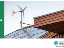 Baner informacyjny programu „Moja Elektrownia Wiatrowa” z ilustracją domu, paneli fotowoltaicznych i małej turbiny wiatrowej.